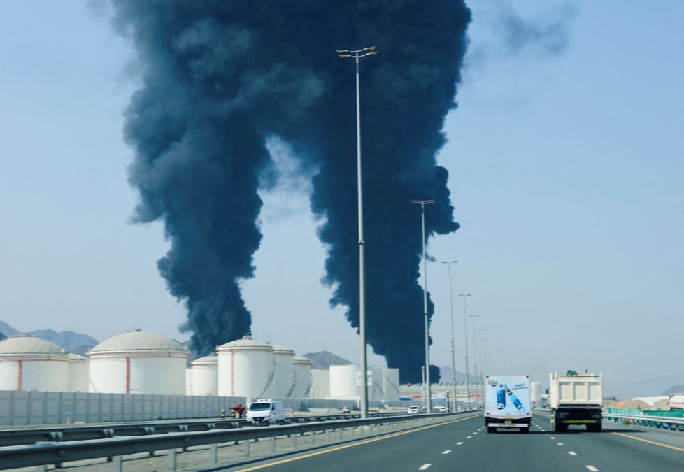 Une colonne de fumée s'élève au-dessus de la zone industrielle pétrolière de Fujaïrah le 14 mars 2026 (photo d'illustration).