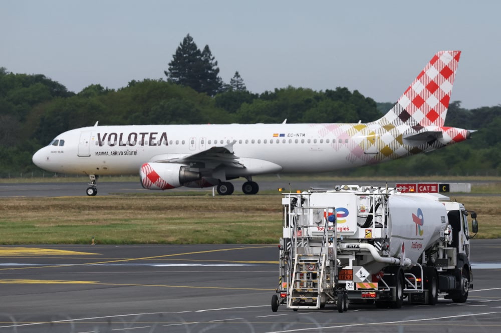 Un avion Volotea se prépare à décoller de l'aéroport de Nantes Atlantique, le 30 avril 2026.