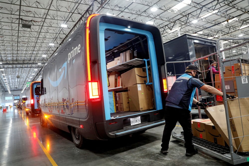 Amazon dispose d'une flotte de dizaines de milliers de camionnettes, de plus de 80.000 remorques de camion et d'une centaine d'avions cargo.