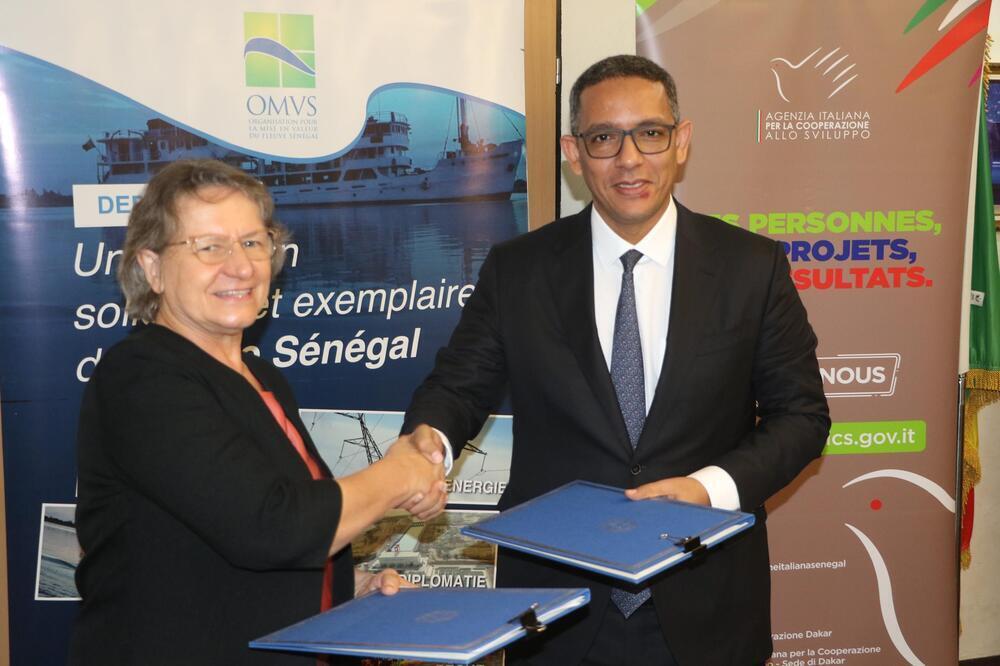 Mohamed Abdel Vetah, Haut-Commissaire de l’OMVS, et Caterina Bertolini, ambassadrice d’Italie, lors de la signature de l’accord sur la gestion du bassin aquifère sénégalo-mauritanien.