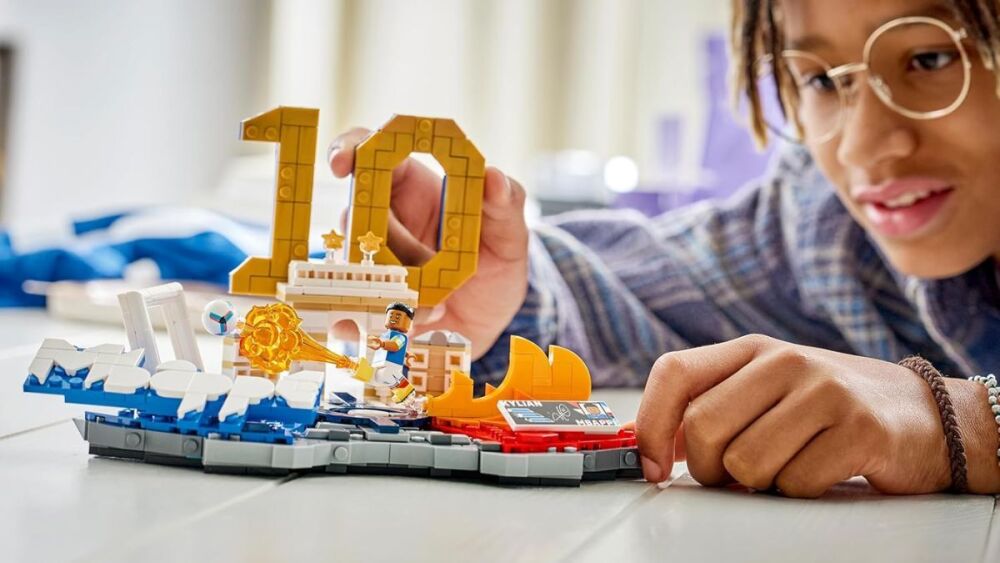Cette édition « Best of » reprend les couleurs de l’équipe de France avec une minifigurine officielle du joueur français.