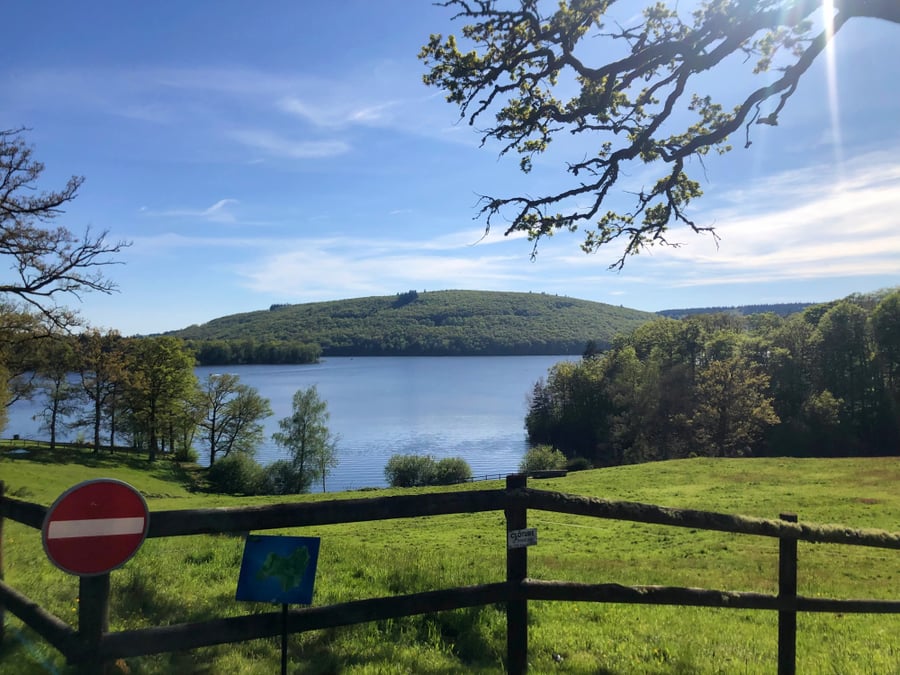 Les 45 kilomètres de rivages et cinq plages du lac de Vassivière ont attiré 180 000 visiteurs en 2025.