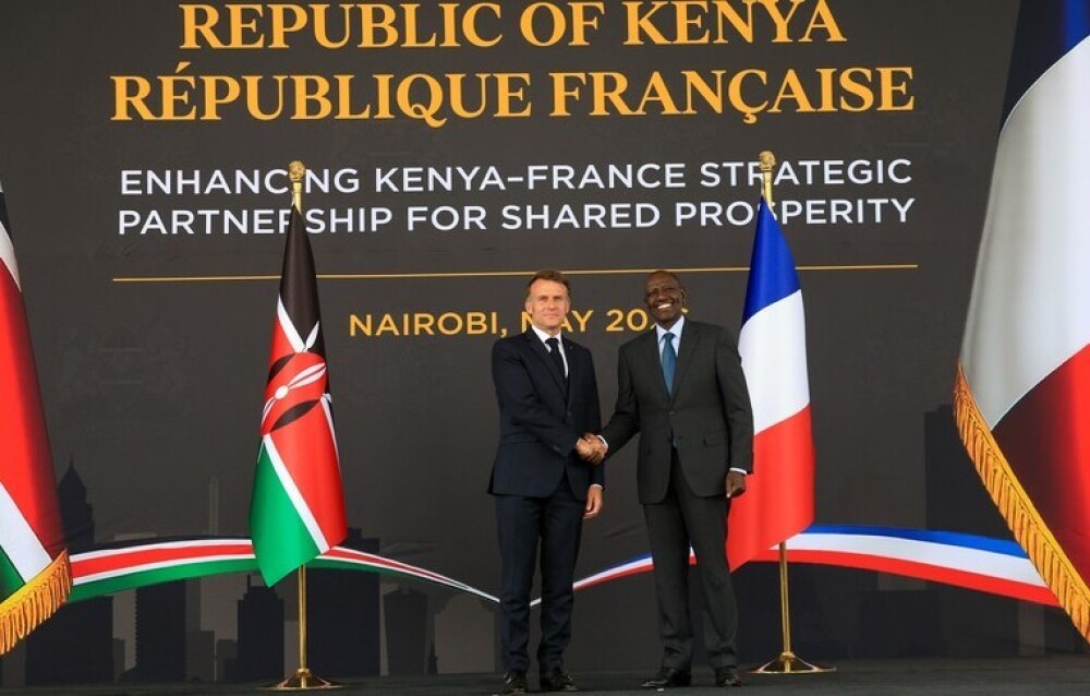 Les présidents William Ruto et Emmanuel Macron lors de la signature d’accords bilatéraux à Nairobi, en amont du sommet Africa Forward.