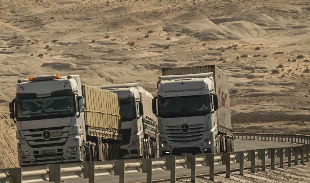 Ce sont désormais les camions qui absorbent les chocs dans le Golfe, et maintiennent, tant bien que mal, la circulation des marchandises.