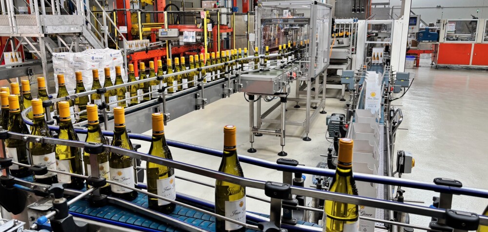 L’ancien site d’embouteillage de jus de fruits Refresco, dans l’Hérault, met désormais du vin en bouteilles.