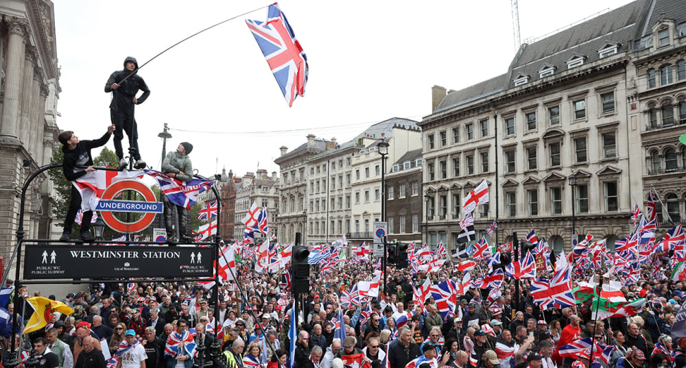 Les rues de Londres, investies par les supporters de Tommy Robinson, le samedi 16 mai 2026.