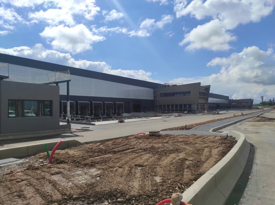 Au coeur de la zone logistique de l'Aéroport Lyon-Saint-Exupéry, les nouveaux entrepôts poussent les uns après les autres. Dernier en date, celui construit par Prologis pour WFS. Un chantier qui signe aussi une montée en puissance pour ce dernier.
