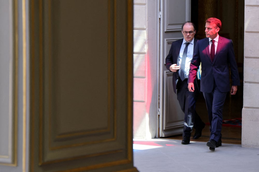 Emmanuel Moulin et Emmanuel Macron en marge du sommet sur la Nouvelle-Calédonie le 2 juillet 2025 au Palais de l’Élysée.