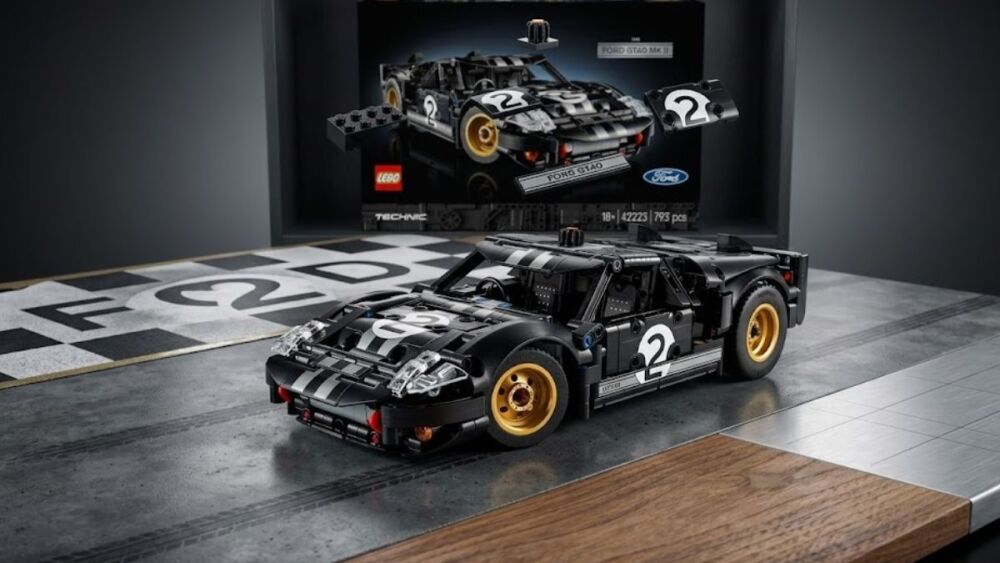 Cette Ford GT40 MKII LEGO Technic reprend les détails emblématiques du modèle de 1966 avec un moteur V8 fonctionnel et plusieurs éléments mobiles.