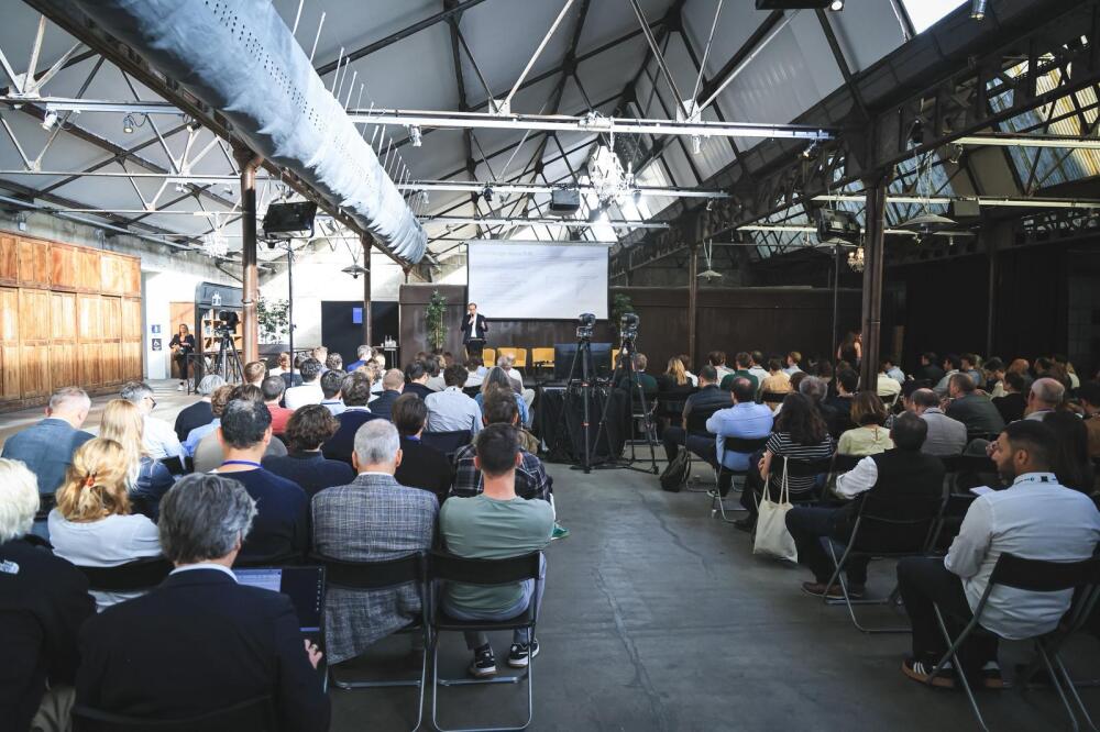 Antoine Issac, analyse énergie au cabinet Ember, a présenté le panorama du solaire et du stockage dans le monde en ouverture du Solar Summit, organisé par La Tribune à Bordeaux jeudi 21 mai 2026.