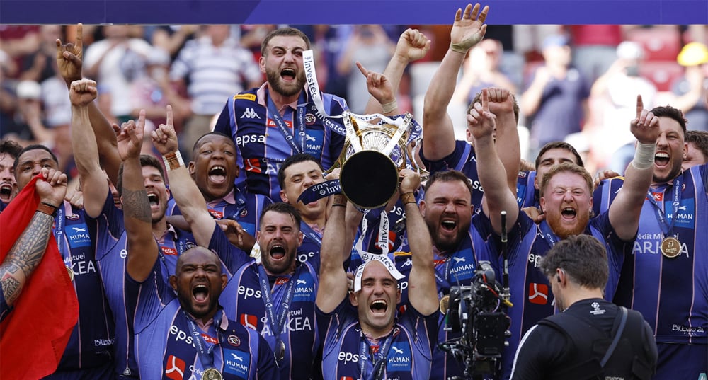 Maxime Lucu (UBB) soulève le trophée de la Champions Cup après la finale remportée face à Leinster, le 23 mai à Bilbao.