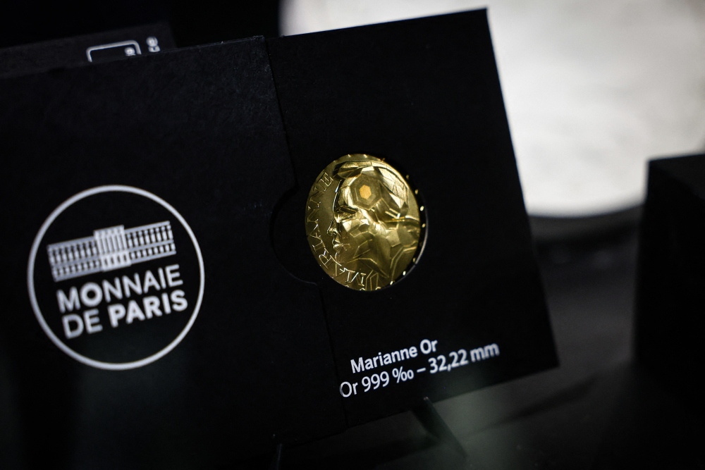 Cette photographie montre une pièce d'or Marianne-Or exposée à la Monnaie de Paris le 21 mai 2026.