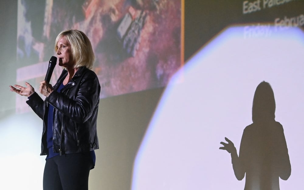 Aujourd'hui âgée de 65 ans, Erin Brockovich déplace son champ d'action vers un autre sujet de tension croissante : les centres de données.