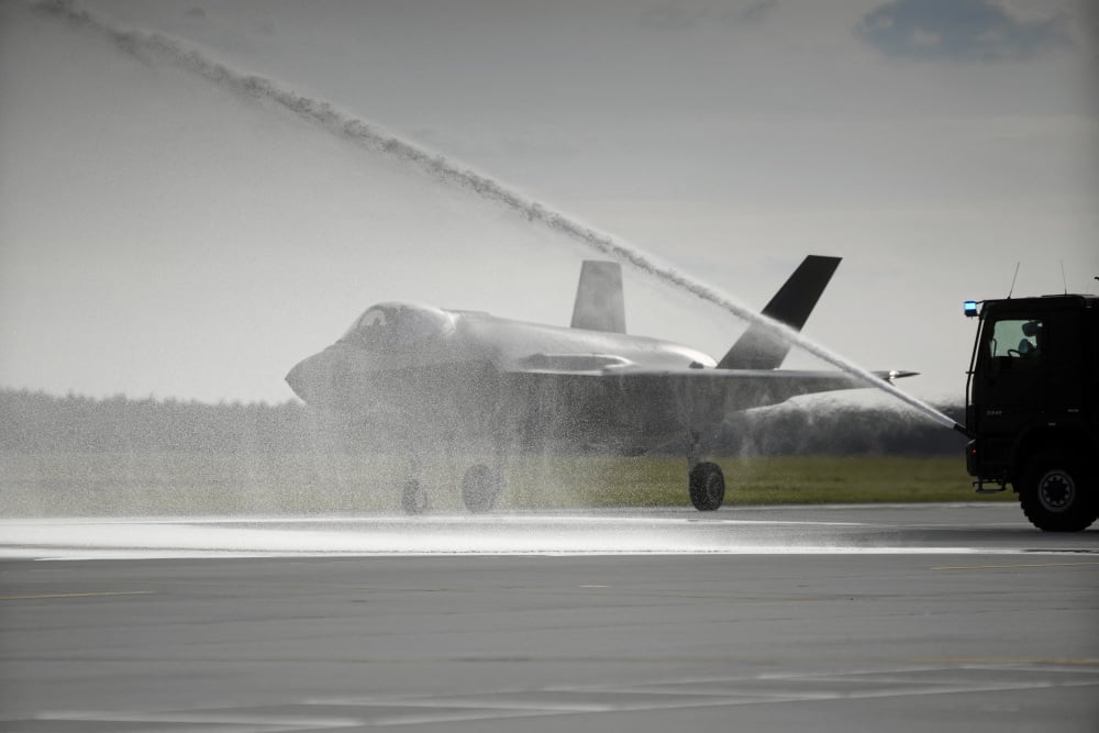 L'arrivée des F-35 polonais saluée par les lances à eau de la base de Lask.