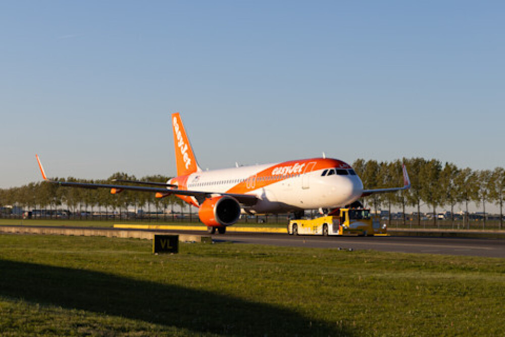Utilisation d'un TaxiBot par un Airbus d'Easyjet à Amsterdam-Schiphol