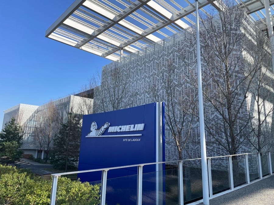 Les suppressions pourraient concerner plus de 10% des effectifs présents sur le siège social et dans le centre de recherche de Ladoux (photo), qui comptent près de 4.000 salariés chacun.
