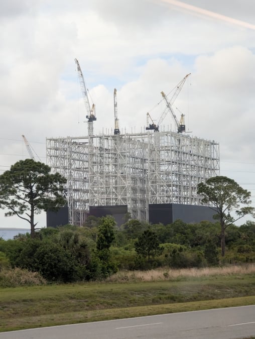 Travaux de construction de la Gigabay de SpaceX, sur Merritt Island.