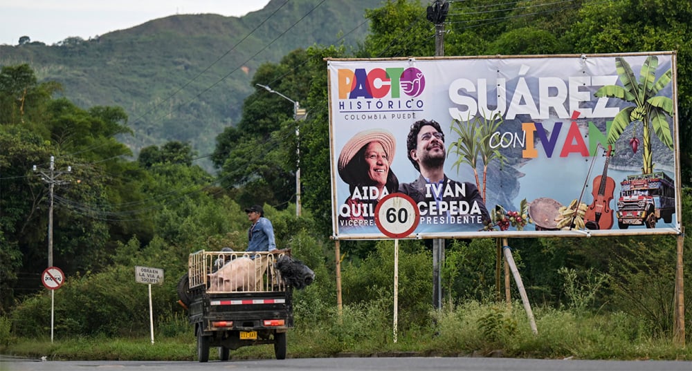 Un panneau d'affichage électoral du candidat à la présidence colombienne Iván Cepeda et de la candidate à la vice-présidence Aida Quilcue, du parti Pacto Histórico, à l'approche de l'élection présidentielle, à Suárez, dans le département du Cauca, en...