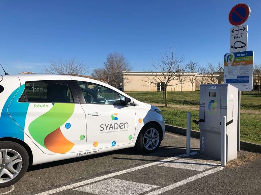 Dans l’Aude, le Syaden (syndicat départemental de l’énergie) coordonne le déploiement de bornes de recharge pour véhicules électriques sur un département à la fois très rural et très touristique.