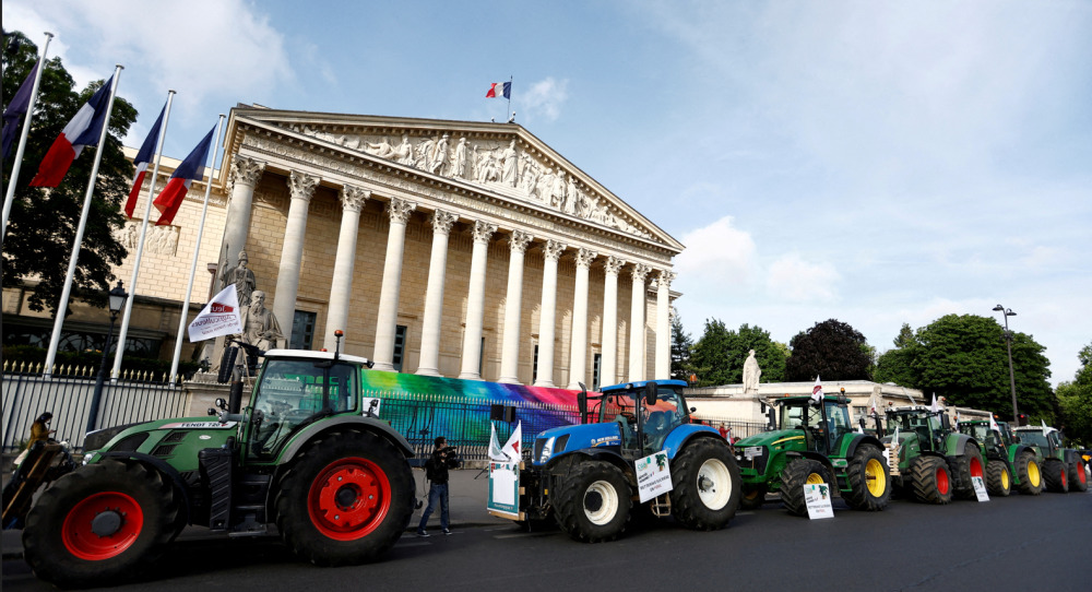 Des agriculteurs manifestent avec leurs tracteurs devant l'Assemblée nationale pour réclamer l'adoption d'une loi assouplissant les restrictions sur l'usage des pesticides et de l'eau.