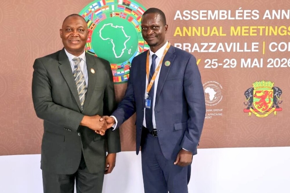 Le vice-président de la BAD, Dr Abdul Kamara (gauche) et le chef de la délégation ougandaise, Mustapha Achidri (droite), lors des assemblées annuelles de l’institution financière à Brazzaville, en République du Congo.