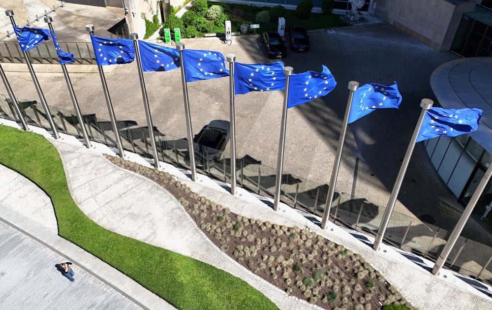 La commission européenne anticipe un déficit de 5,7 % pour la France en 2027.