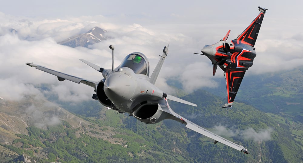Le Rafale Solo Display (RSD) est un ambassadeur de l'Armée de l'air et de l'espace française, à l'image de la Patrouille de France.