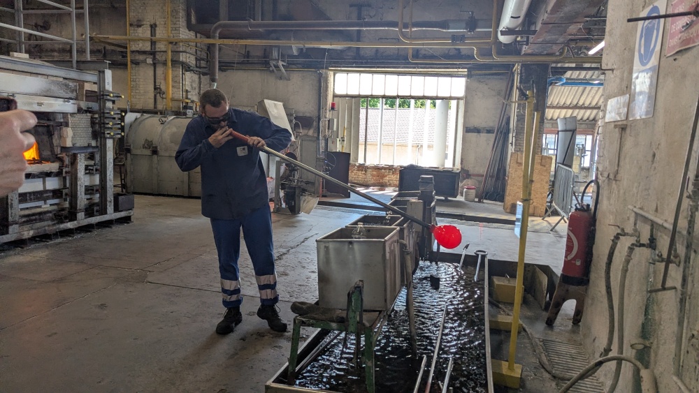La Verrerie de Saint-Just est une des deux dernières usines à souffler le verre plat à la bouche.