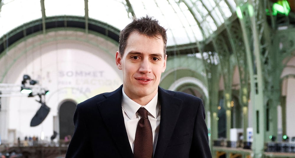 Arthur Mensch, cofondateur et PDG de Mistral AI, pose lors du Sommet de l'action en matière d'intelligence artificielle au Grand Palais à Paris, le 10 février 2025.