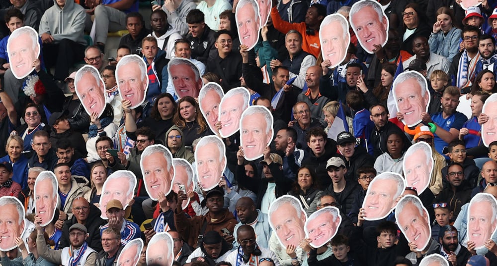 Des supporters français brandissent des silhouettes en carton représentant le sélectionneur français Didier Deschamps pendant le match France-Côte d'Ivoire à Nantes, le 4 juin 2026.