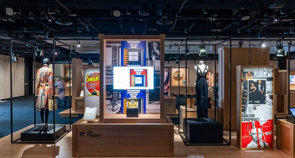 Une expo immersive et totalement inédite portée par le Comité Colbert via 65 maisons de luxe et institutions culturelles françaises venues célébrer 250 ans de dialogue artistique, culturel et artisanal entre la France et les États-Unis.
