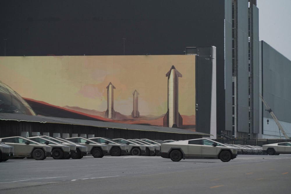 Des Cybertrucks avant l’introduction en Bourse (IPO) de SpaceX, à Starbase, au Texas.