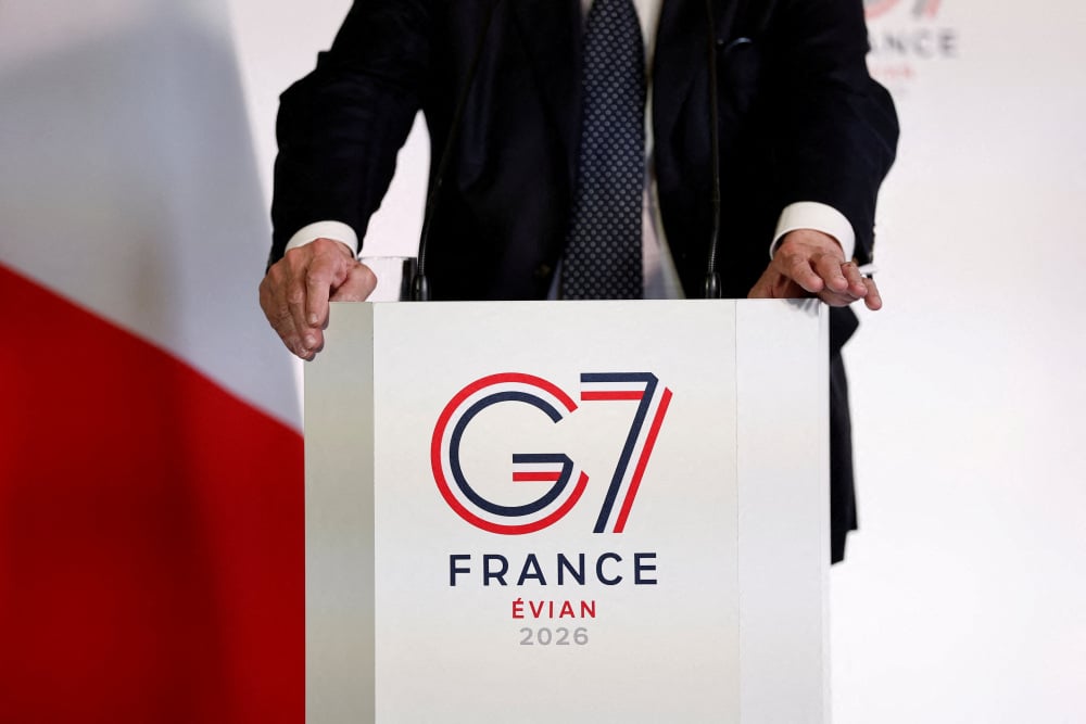 Les dirigeants des sept puissances les plus riches de la planète se retrouvent à Évian du 15 au 17 juin 2026. Sous la présidence française, ce sommet affiche une unité de façade qui masque mal des fractures économiques inédites. Commerce, taxes,...