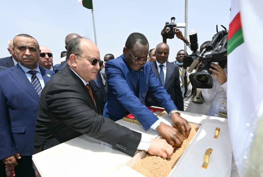 Pose de la première pierre de la centrale électrique algéro tchadienne de à N’Djamena, en présence des Premiers ministres Sifi Ghrieb et Allah Maye Halina.