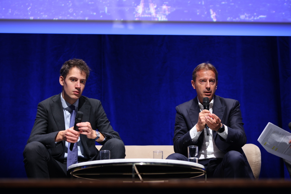 Arthur Mensch, cofondateur et PDG de Mistral AI et Guillaume Faury, PDG d'Airbus.