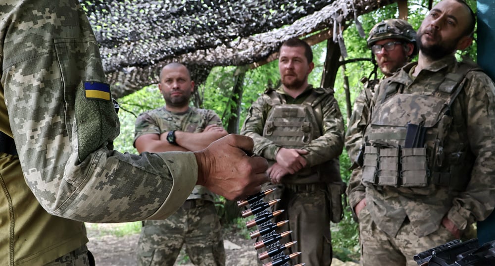 Des membres de la 65e brigade mécanisée indépendante des forces armées ukrainiennes participent à un entraînement militaire près de la ligne de front, dans la région de Zaporijia, en pleine attaque russe contre l'Ukraine.