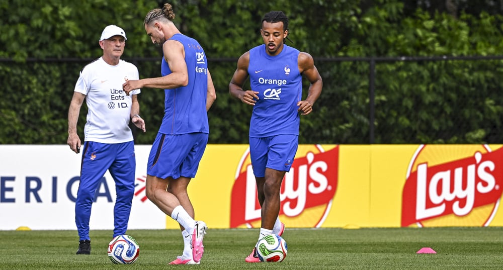 Guy Stephan assistant de l'entraîneur de l'équipe de France de football aux côtés d'Adrien Rabiot et de Jules Kounde.