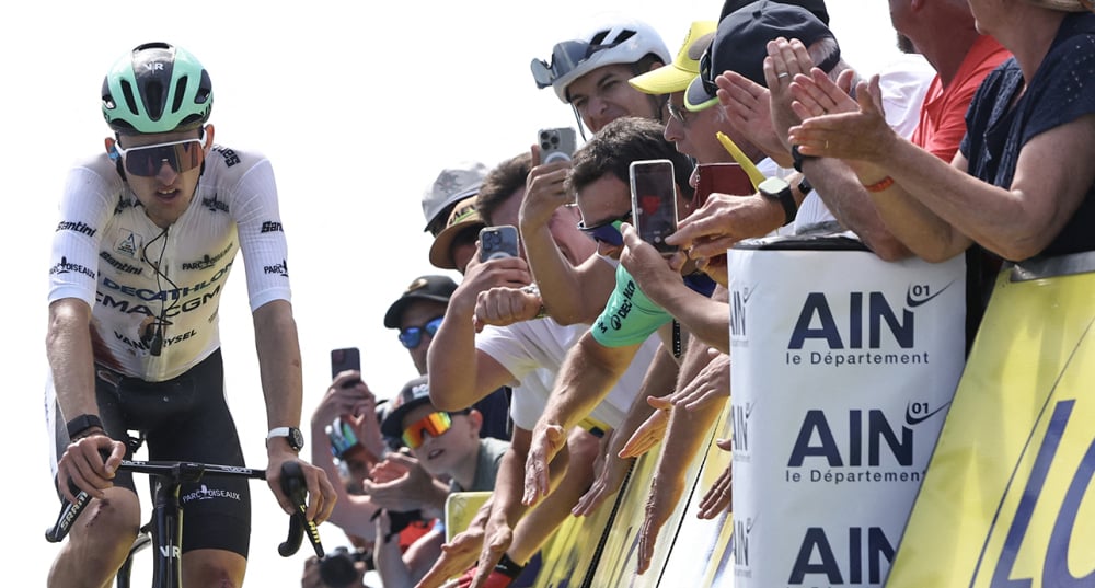 Le coureur français Paul Seixas, de l'équipe Decathlon CMA CGM, franchit la ligne d'arrivée de la 7e étape du Tour Auvergne-Rhône-Alpes.