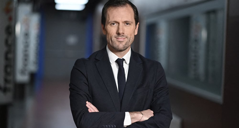 Mathieu Lefèvre, ministre délégué auprès du ministre de la Transition écologique, pose pour les photographes avant une interview pour l'émission « Dimanche en Politique » sur France 3, à Paris, le 7 juin 2026.