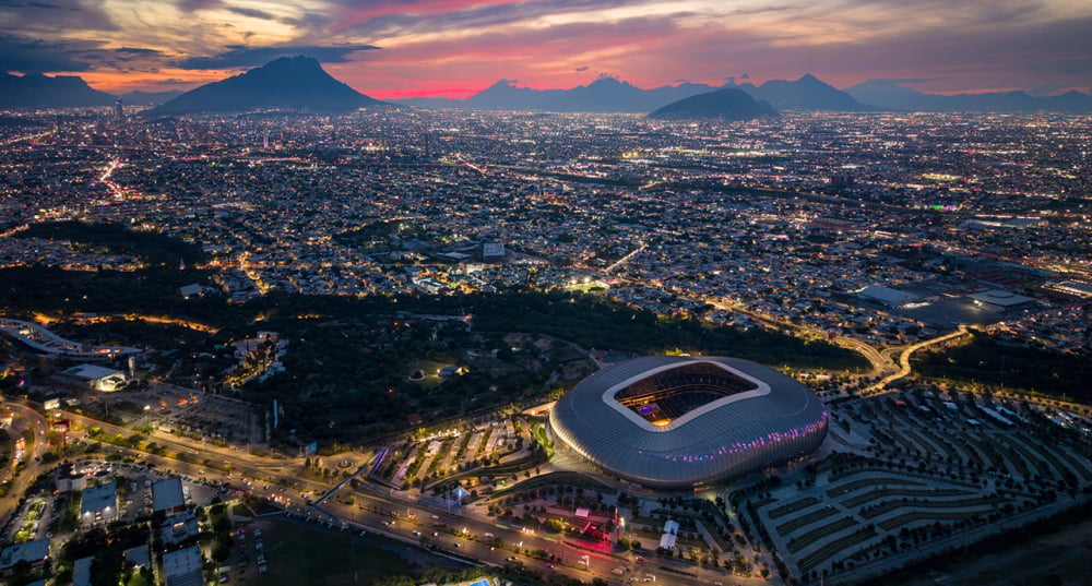 Posé en périphérie de Monterrey et inauguré en 2015, le stade propose depuis ses tribunes tout confort une vue spectaculaire sur les montagnes ciselées qui forment l’horizon emblématique de la deuxième agglomération mexicaine.