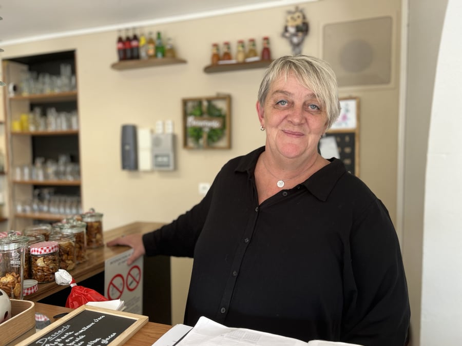 À Aunay-en-Bazois, dans la Nièvre, Isabelle Michel a créé L’Aiguille Enchantée, un concept-store rural mêlant artisanat, épicerie fine, dépôt de pain et espace café.