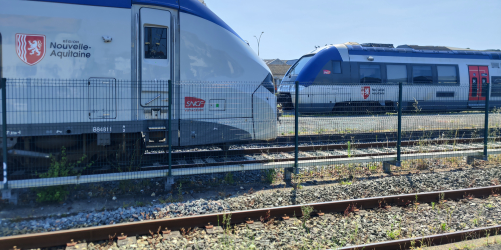 Des rames TER en gare de Saintes (Charente-Maritime).