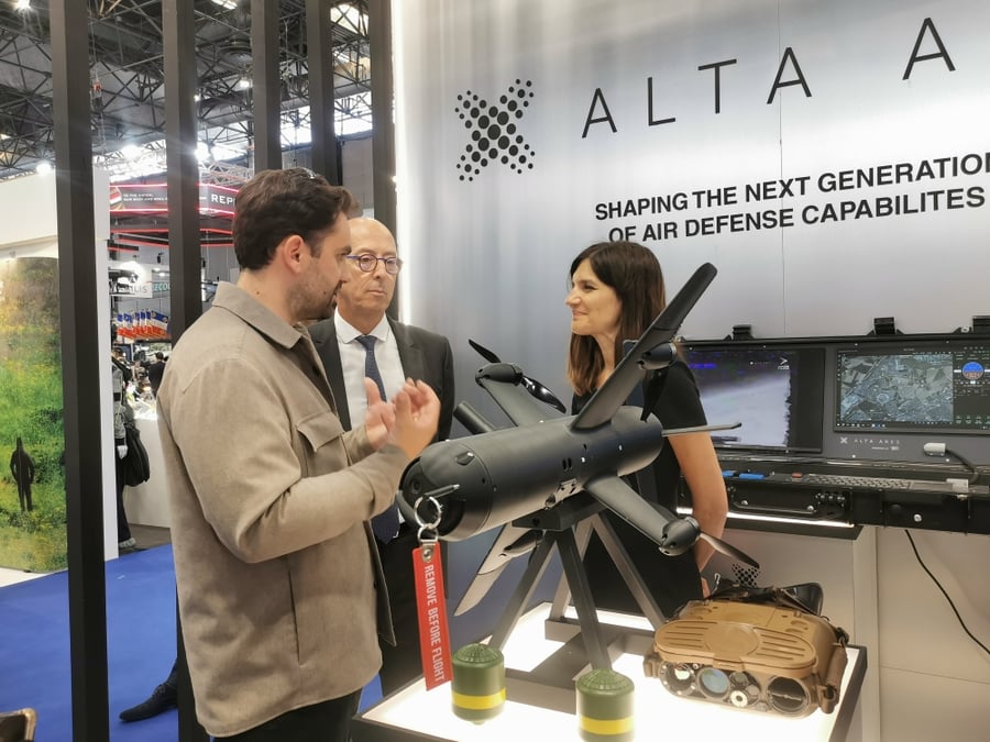 La ministre déléguée auprès de la ministre des Armées et des Anciens combattants Alice Rufo (à d.) reçue au stand Alta Ares à Eurosatory par le patron de la PME Hadrien Canter.