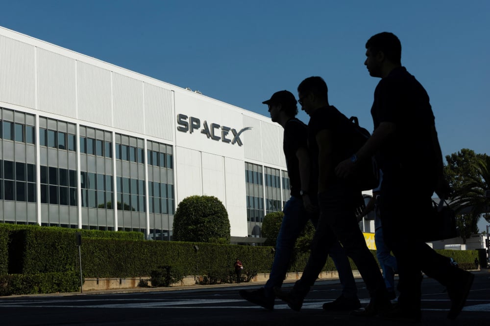 Pour SpaceX, cette acquisition s'inscrit dans une stratégie plus large de diversification au-delà de ses activités spatiales historiques.