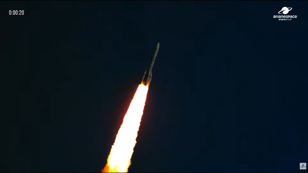 Ariane 6 décolle en version lourde.