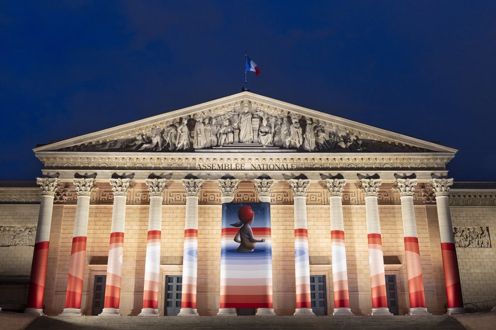 La colonnade du Palais Bourbon décorée de l'œuvre de l’artiste urbain Seth intitulée « Marianne rêve », le 15 juin 2026.