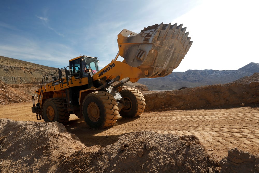 Un véhicule de chantier transporte du minerai vers un concasseur à la mine de terres rares de MP Materials, à Mountain Pass, en Californie.