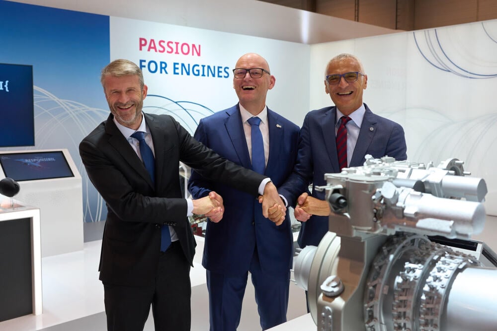 De gauche à droite : Cédric Goubet, Président de Safran Helicopter Engines,Ottmar Pfänder, directeur des programmes chez MTU Aero Engines, et Riccardo Procacci, PDG d’Avio Aero.