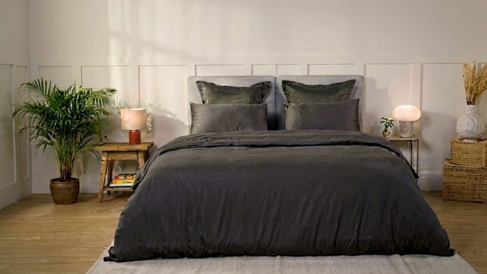 L’Ensemble Confort Hôtelier d’Emma associe un lit premium à ressorts et un matelas hybride pour reproduire les sensations d’un couchage d’hôtel haut de gamme.
