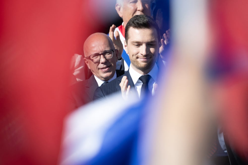 Éric Ciotti et Jordan Bardella assistent à un rassemblement en soutien à Marine Le Pen après sa condamnation pour une affaire d'emplois fictifs au Parlement européen, à Paris, le 6 avril 2025.